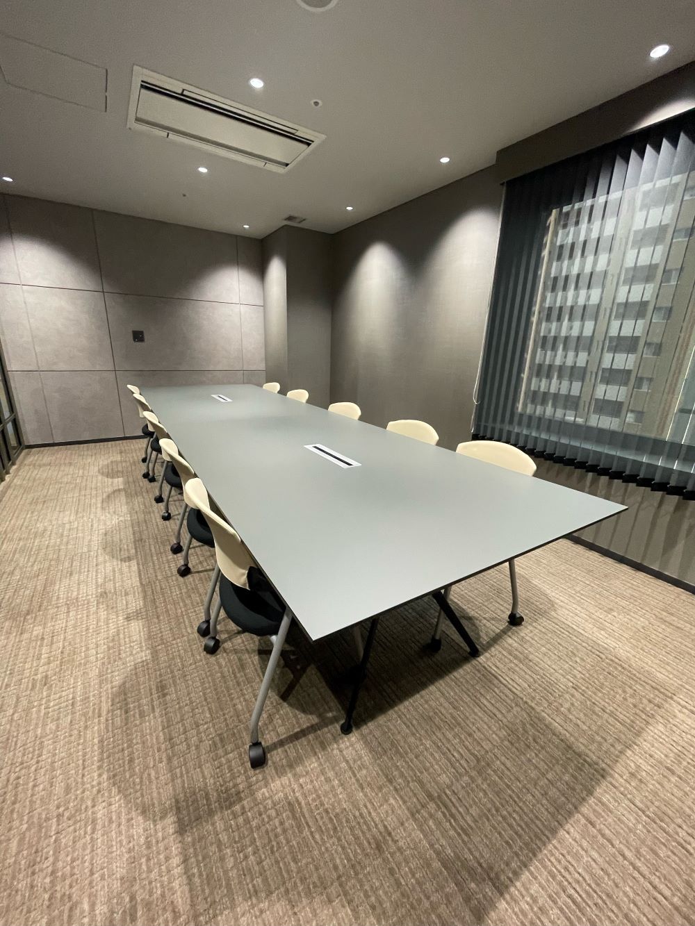6階：会議室(10名用椅子設置。最大12名まで対応可能)