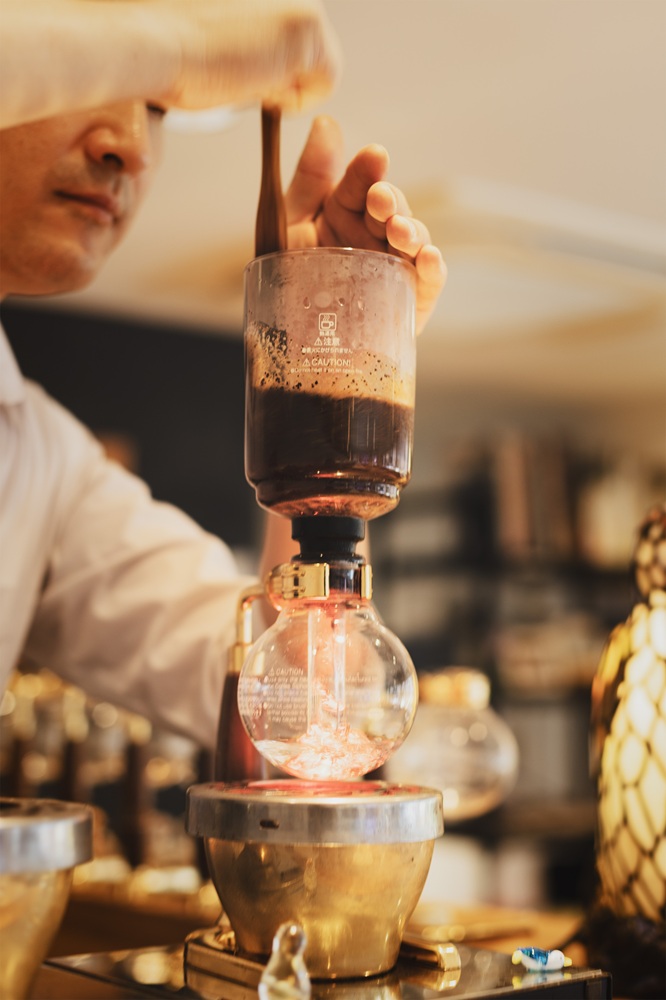 サイフォンコーヒーを淹れる画も撮影できます。（俳優さんにご指導させていただきます）