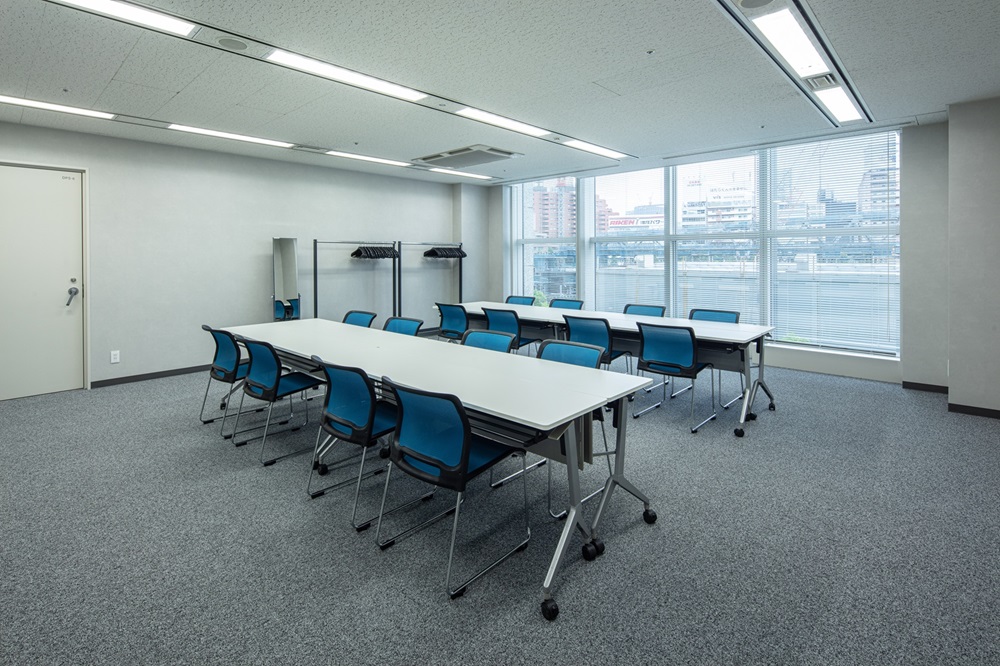 採光の良い50平米の会議室が2部屋