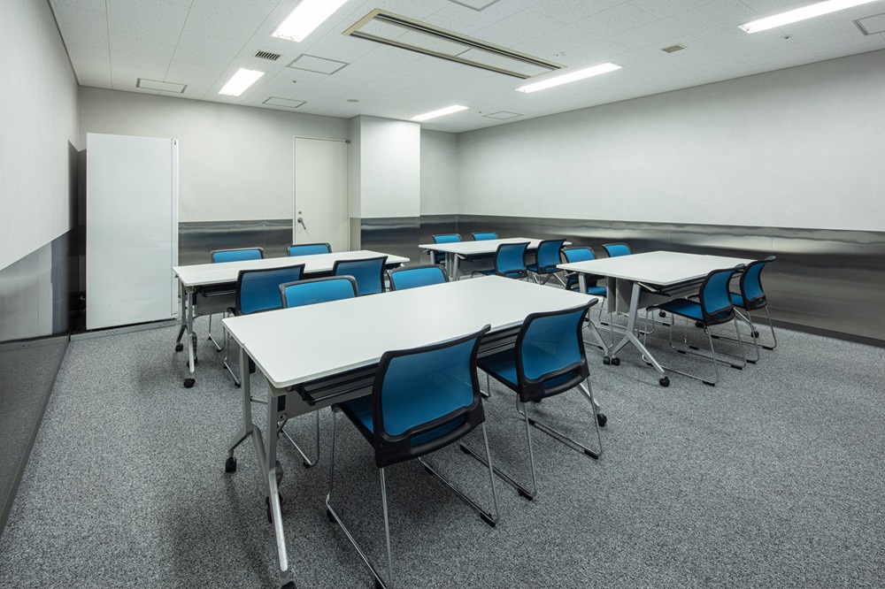 窓のない25平米の会議室も利用可能