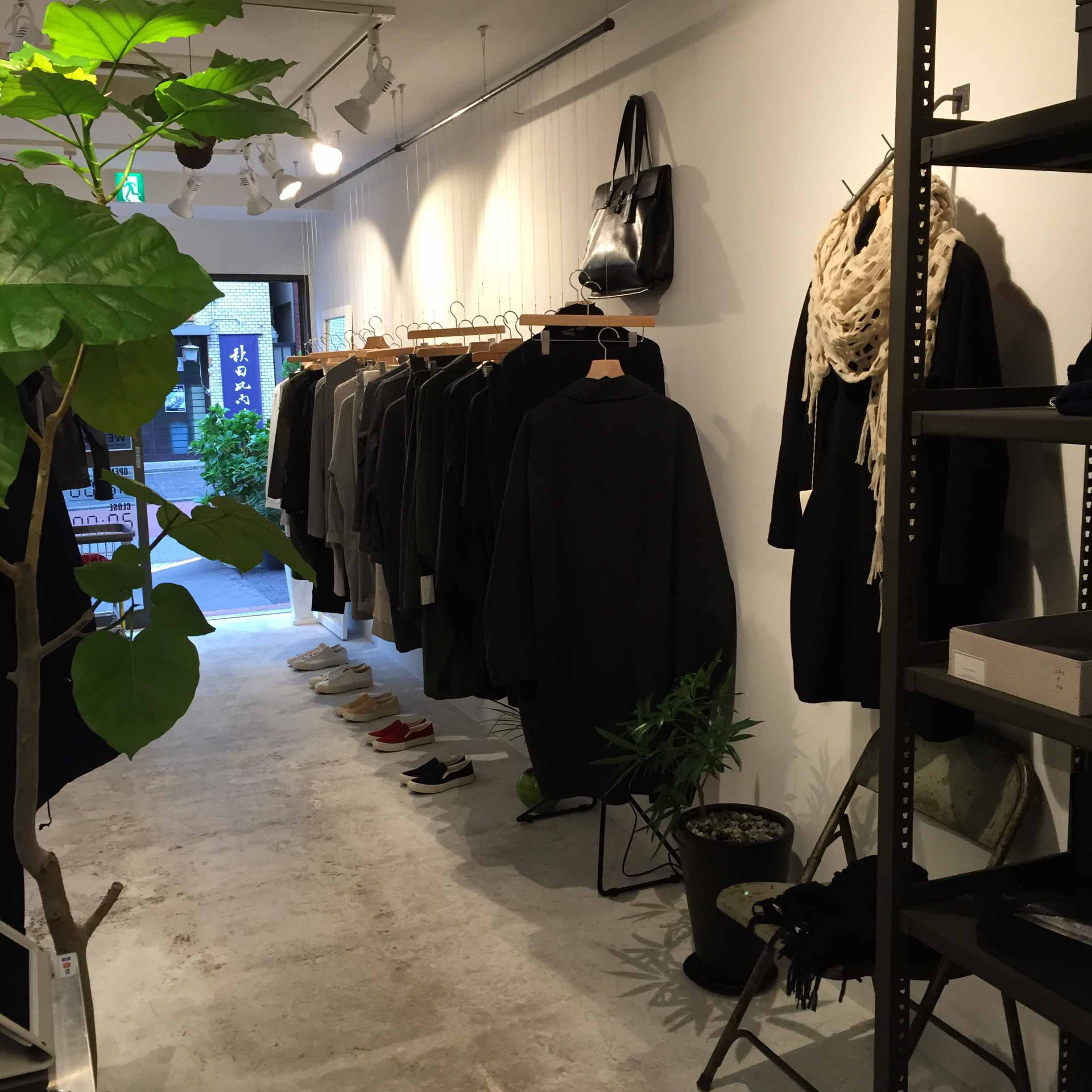 店舗奥から入り口を見た画像