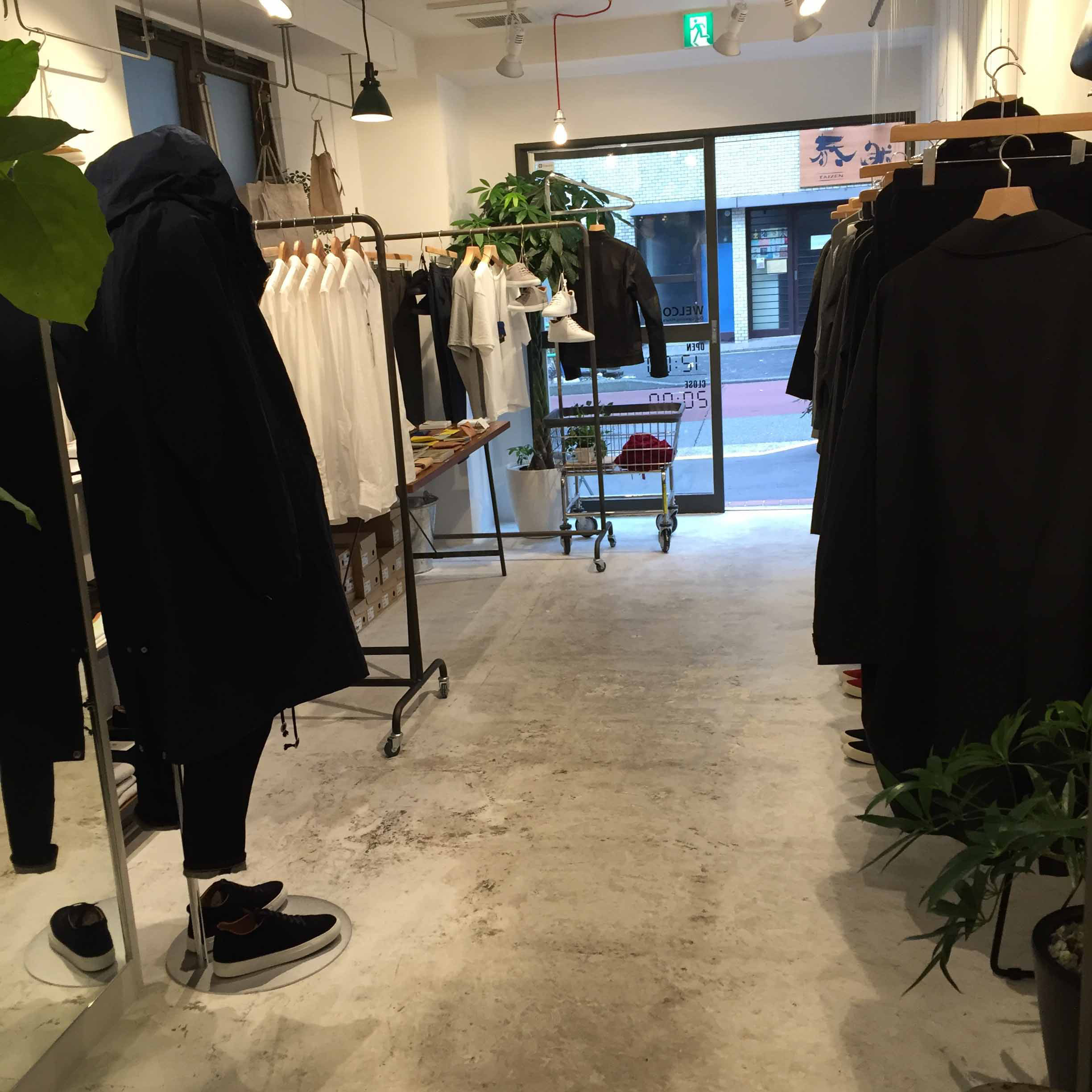 店舗奥から入り口を見た画像