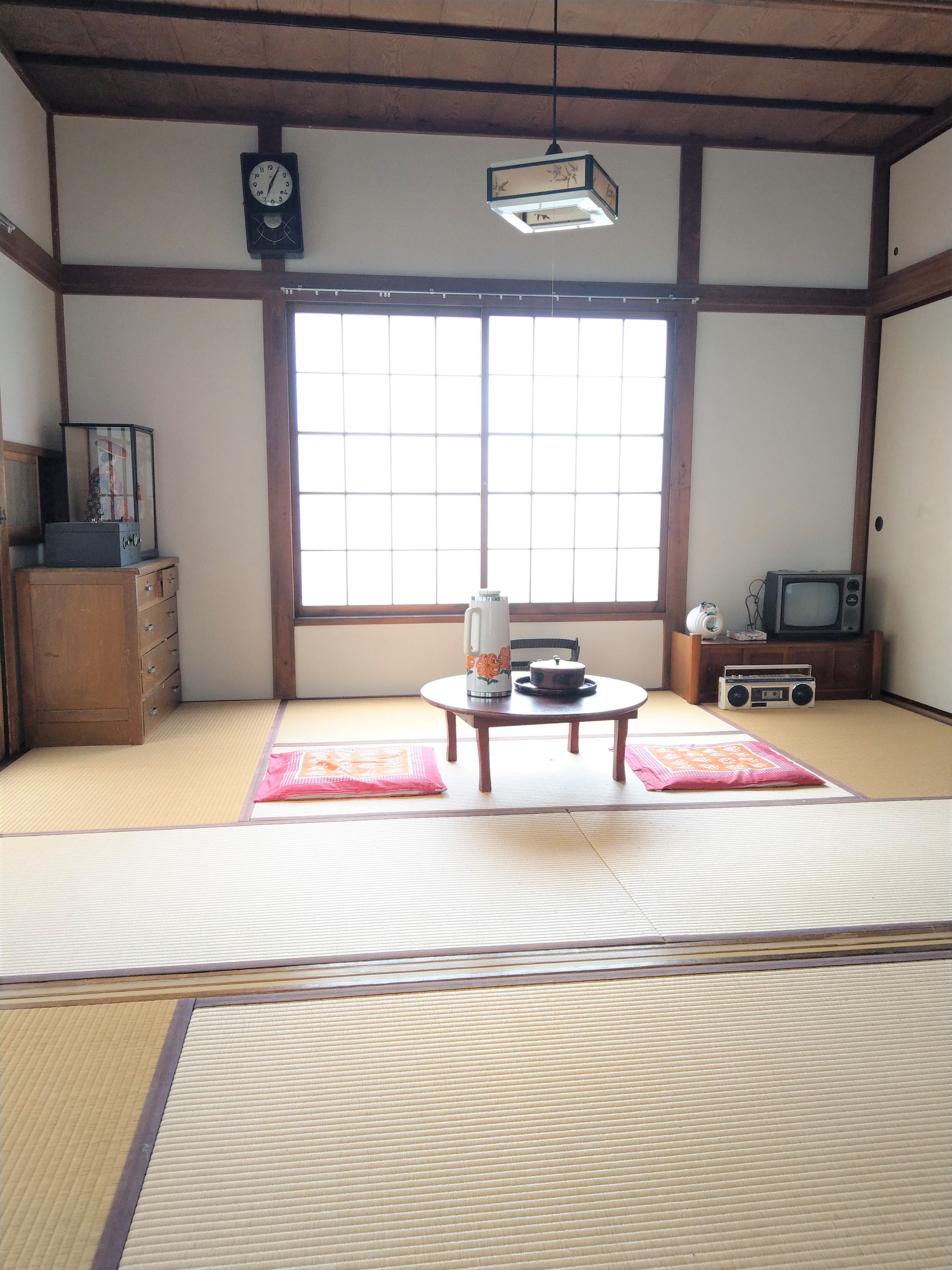 室内は和室が2部屋あります。写真はしきりのふすまをを外した状態です。