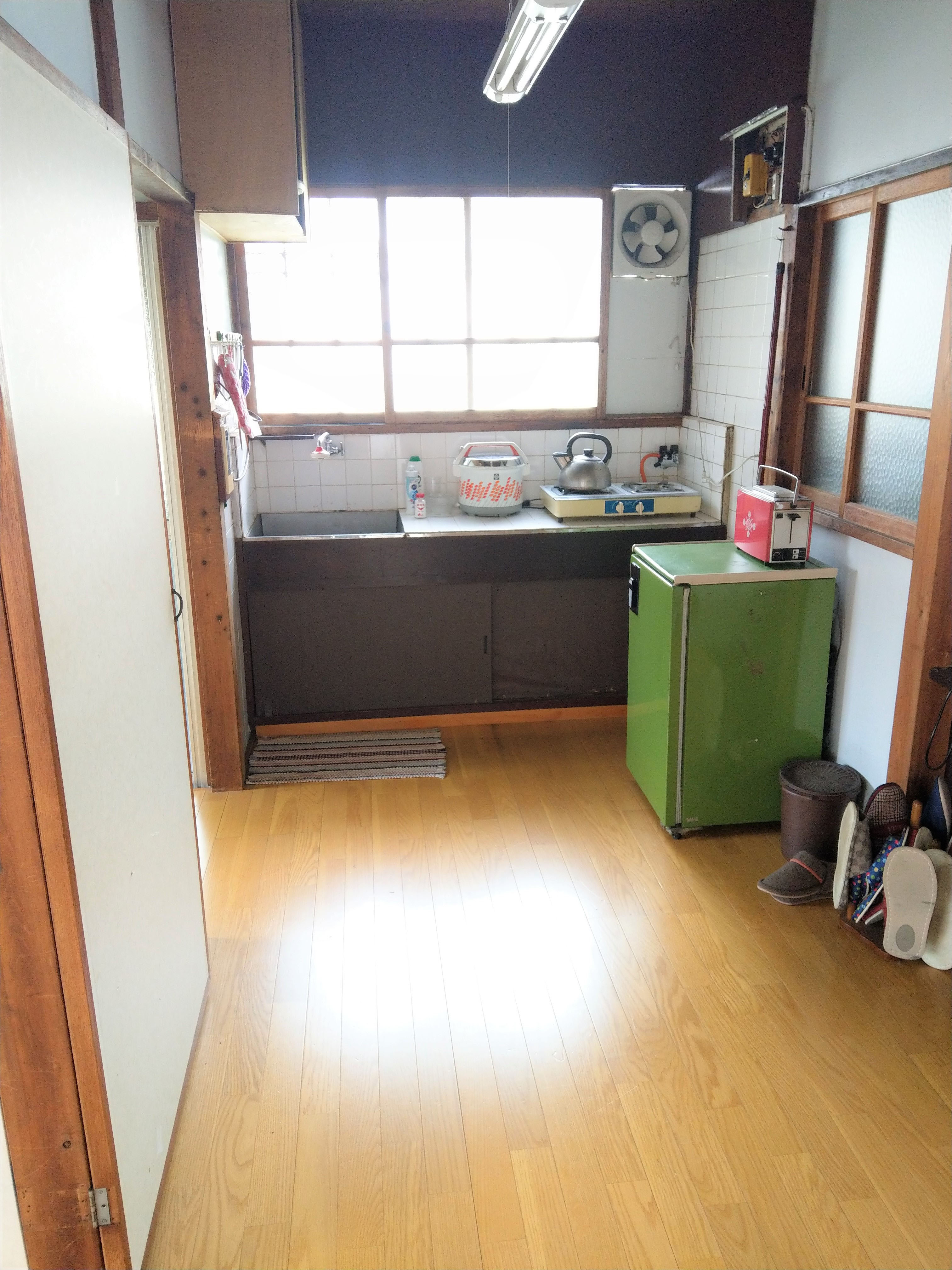 昭和レトロの雰囲気ただよう台所です。