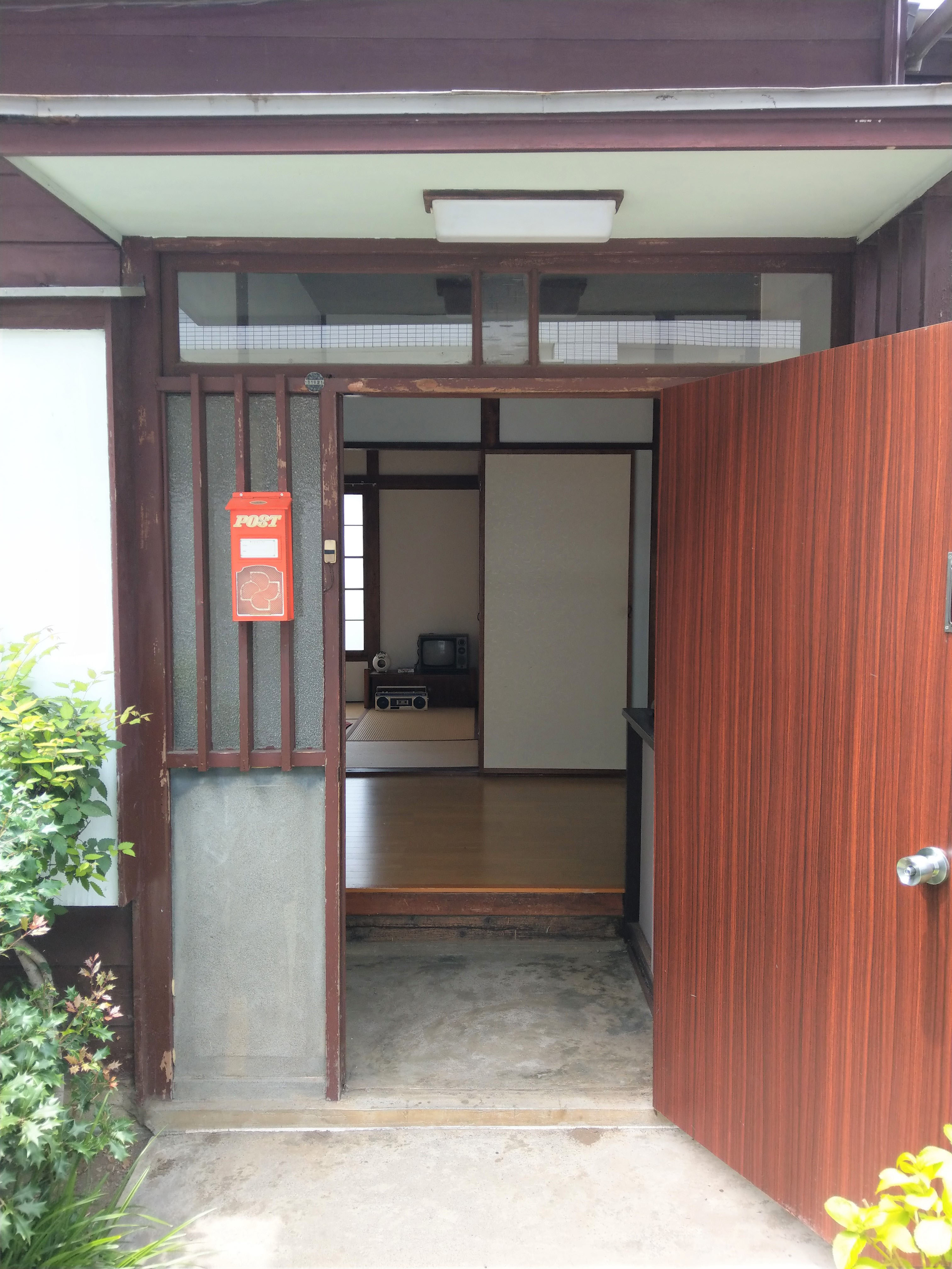 昭和レトロの雰囲気ただよう玄関です。