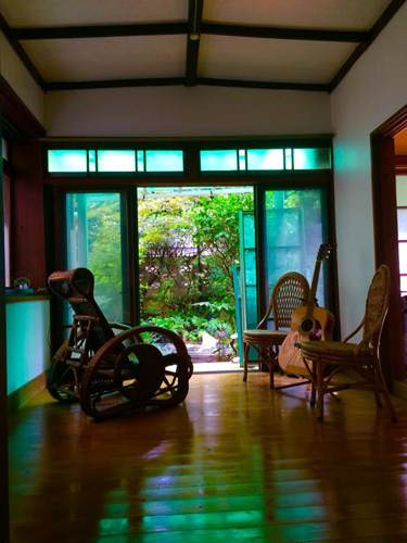1階洋間はディテイルも昭和の作り。家族の団欒シーンにも客間、アトリエ風にも使えます。
