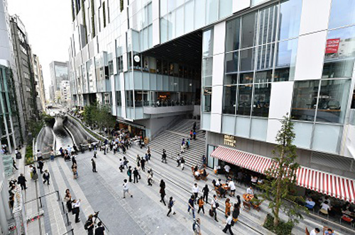 「稲荷橋広場」渋谷ストリームの玄関口として多くの往来があります
