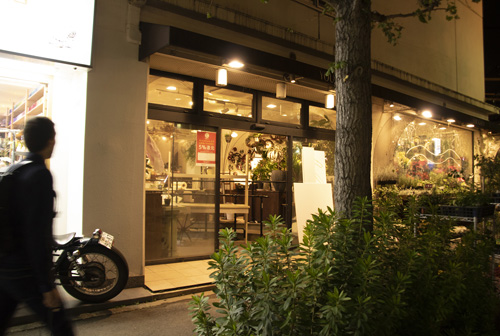 ユー花園 下北沢本店 側面入口 入口は正面と側面合わせて二つあり、一店舗で違う雰囲気の入口を作る事も可能です。
