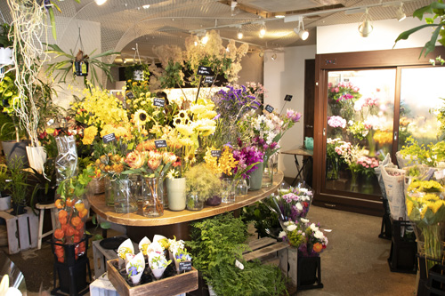 ユー花園 下北沢本店 入口切り花棚前 ゆとりのある入口となります。