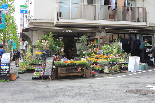 ユー花園 下北沢本店 入口写真　立地は十字路の角に位置していますので、ロングショットが撮りやすい立地でございます。