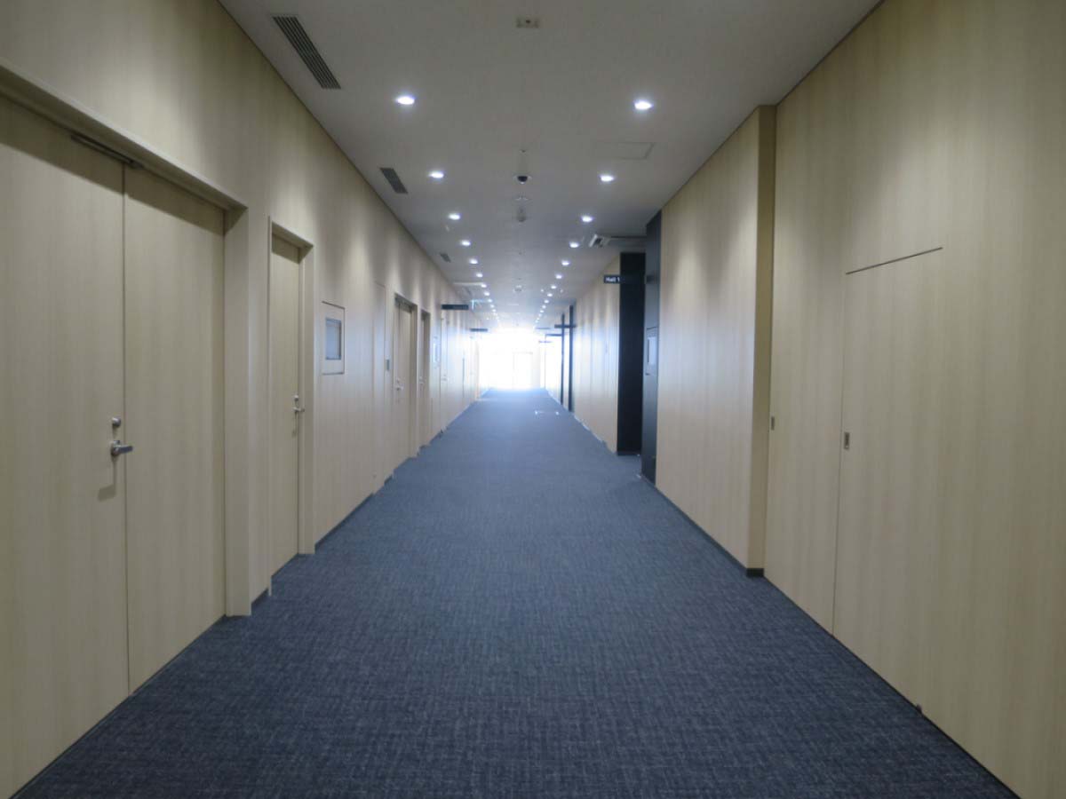 廊下：柔らかな光に向かって伸びた直線的な通路は、さまざまなシーンに活用できます。