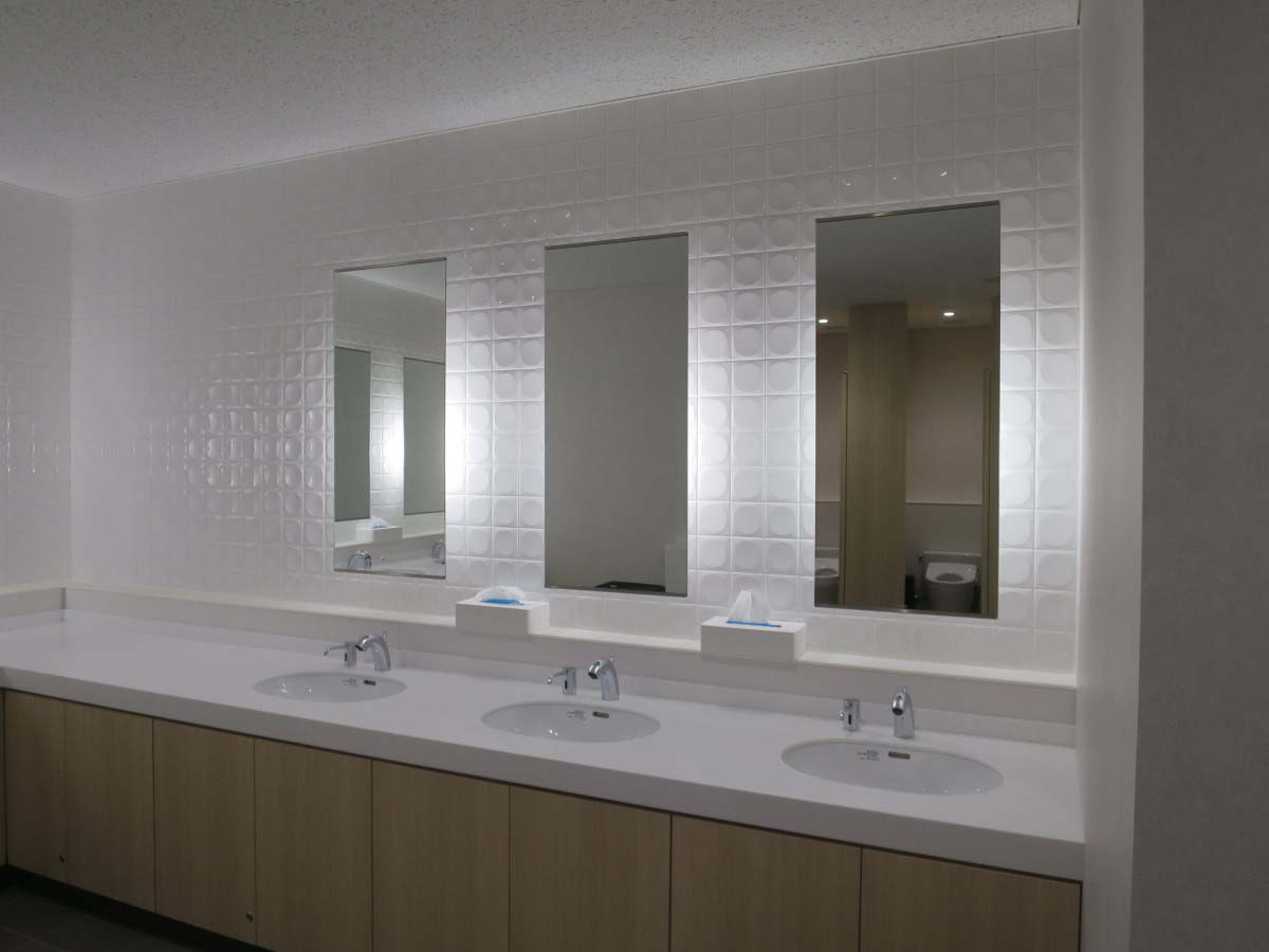 洗面所：白壁で囲まれたゆったりとした洗面所は、オフィスやホテルなどの洗面所を連想させます。