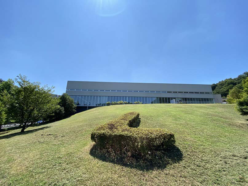 下から見た中央図書館