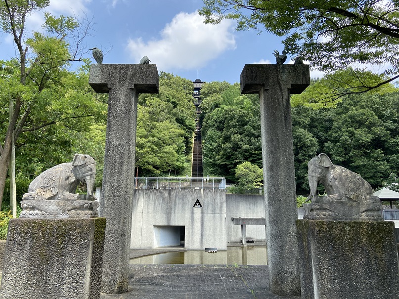 城山公園下から見たツインタワー