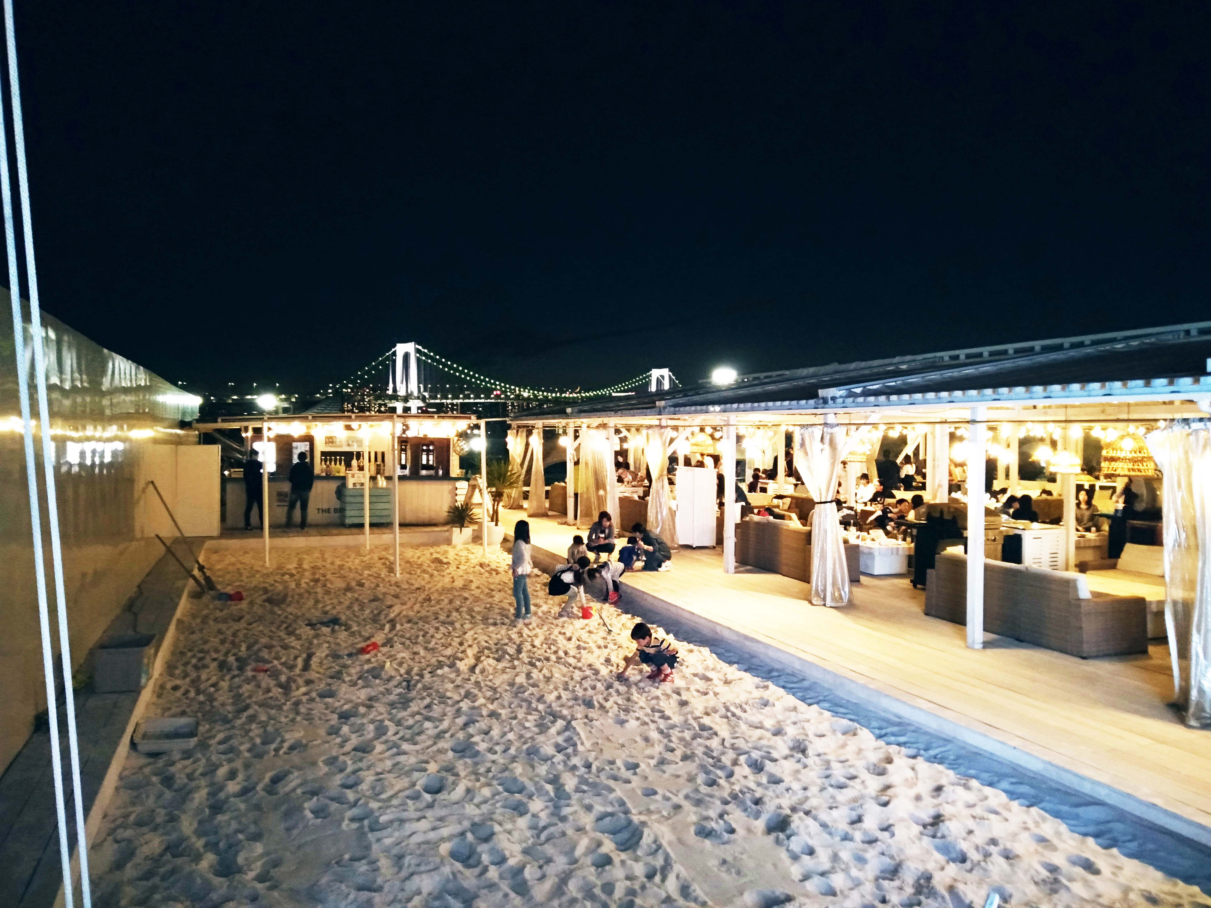 砂場と夜景