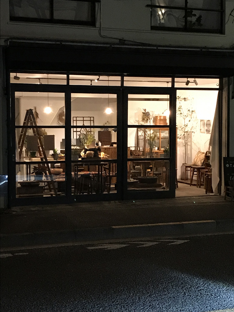 夜の外観