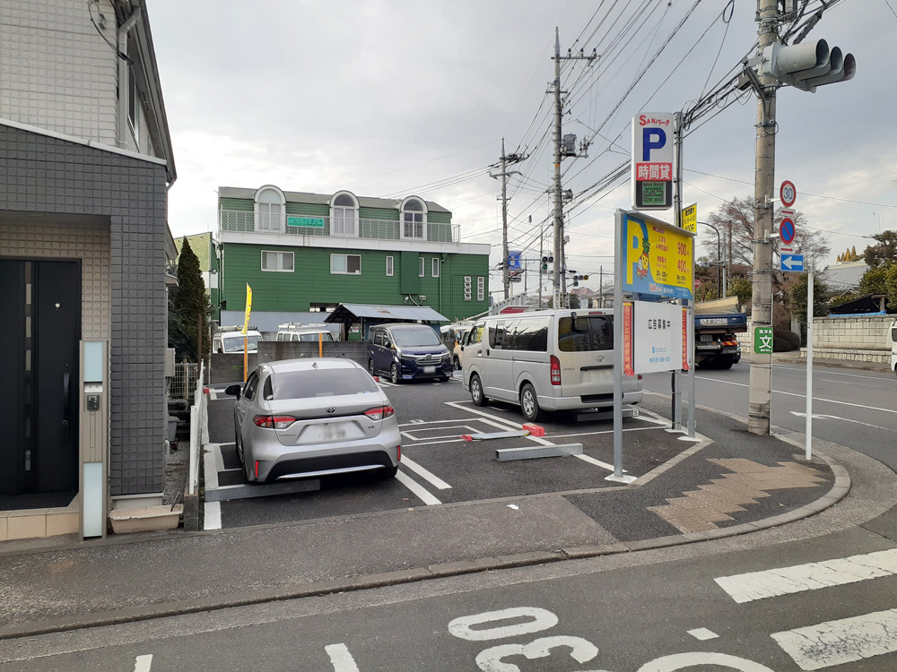 7台で広さのある駐車場です。光町稲荷神社の目の前です。