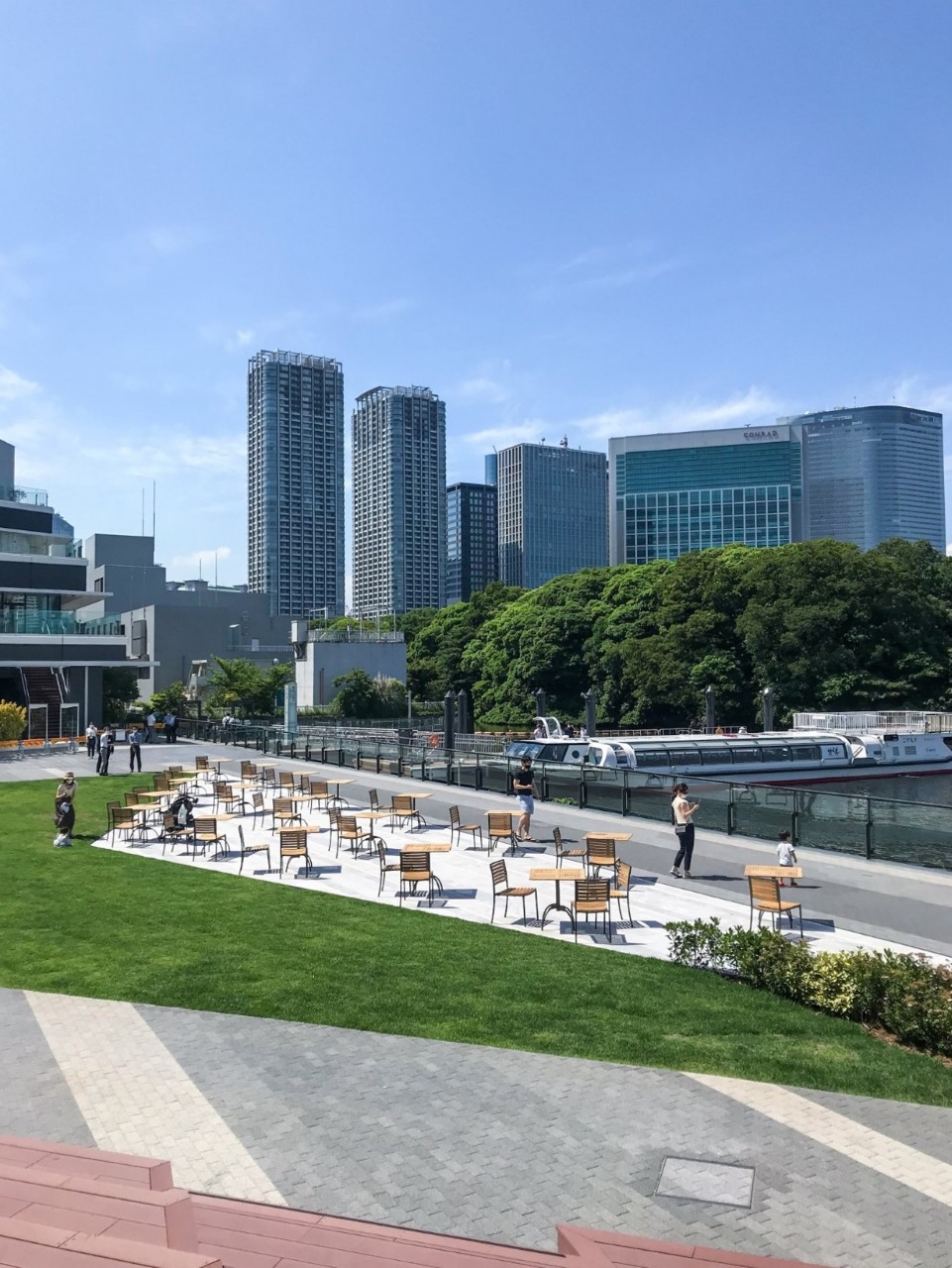 芝生の広場（大階段側から）