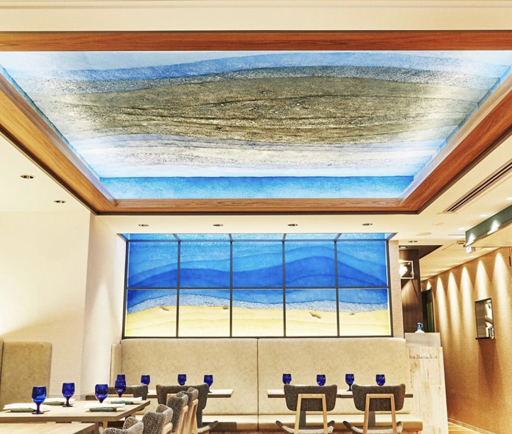 オーストラリアの空、海、大地をイメージして作った、ブルーが特徴の天井と壁です。