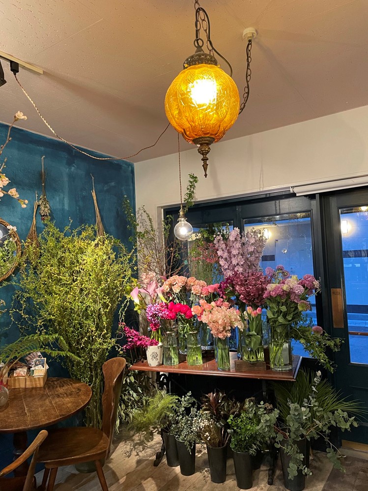 生花コーナー1 アンティーク家具のテーブル＆チェアあります