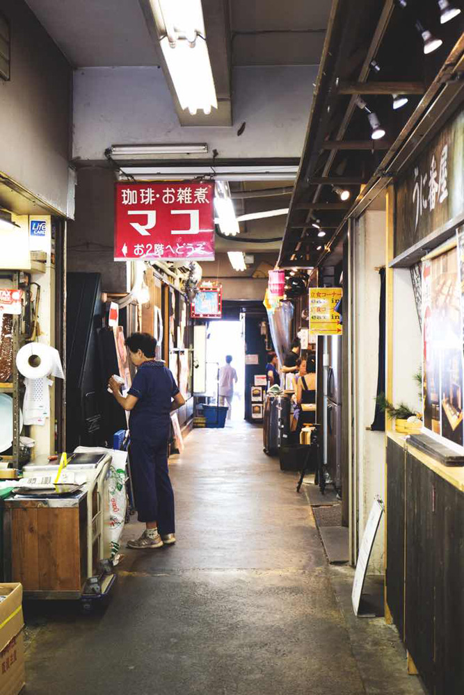 お店下の路地です