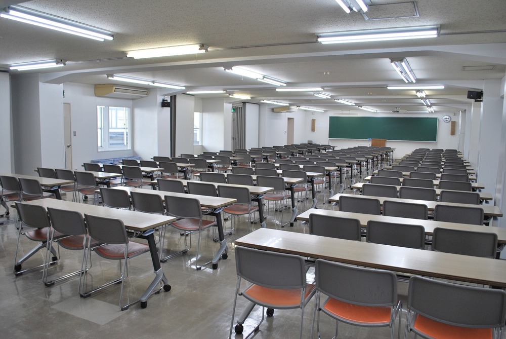 246㎡、定員153名の一番大きな教室です。