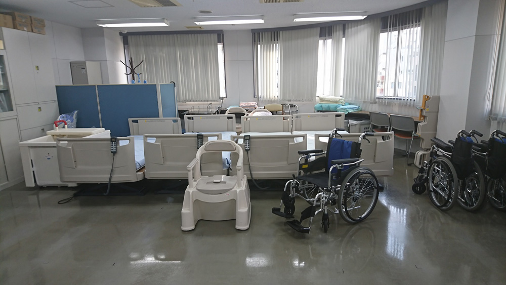 介護用ベッド、車椅子等を備えた教室です。