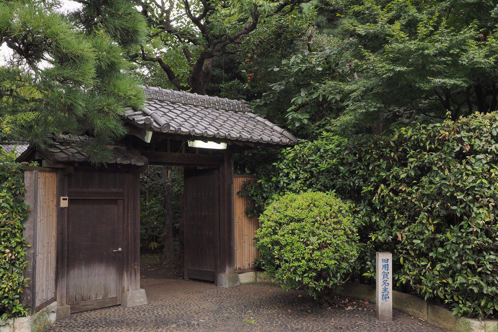 日本家屋ならではの整備された正門も完備。