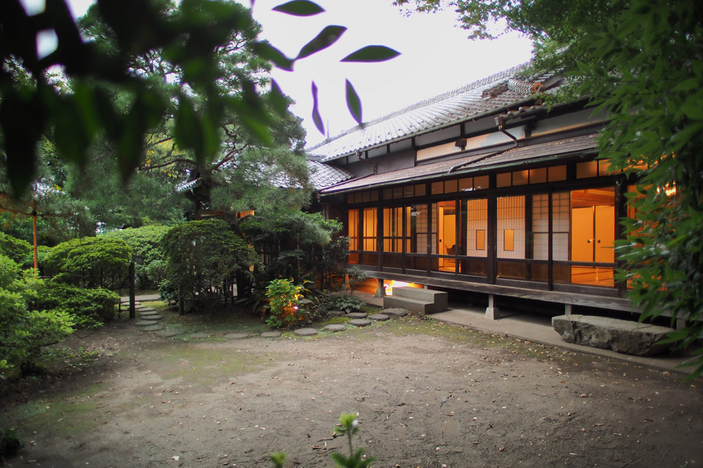 都内では希少な引きの画が撮れる広めの庭園と自然光が綺麗に入る縁側。