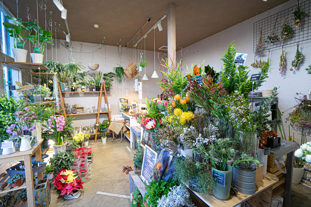 世田谷区桜新町にある花屋さん、ユー花園桜新町店、店舗入り口右側奥からみた構図 世田谷区桜新町にある花屋さん、ユー花園桜新町店、店舗入り口右側奥からみた構図