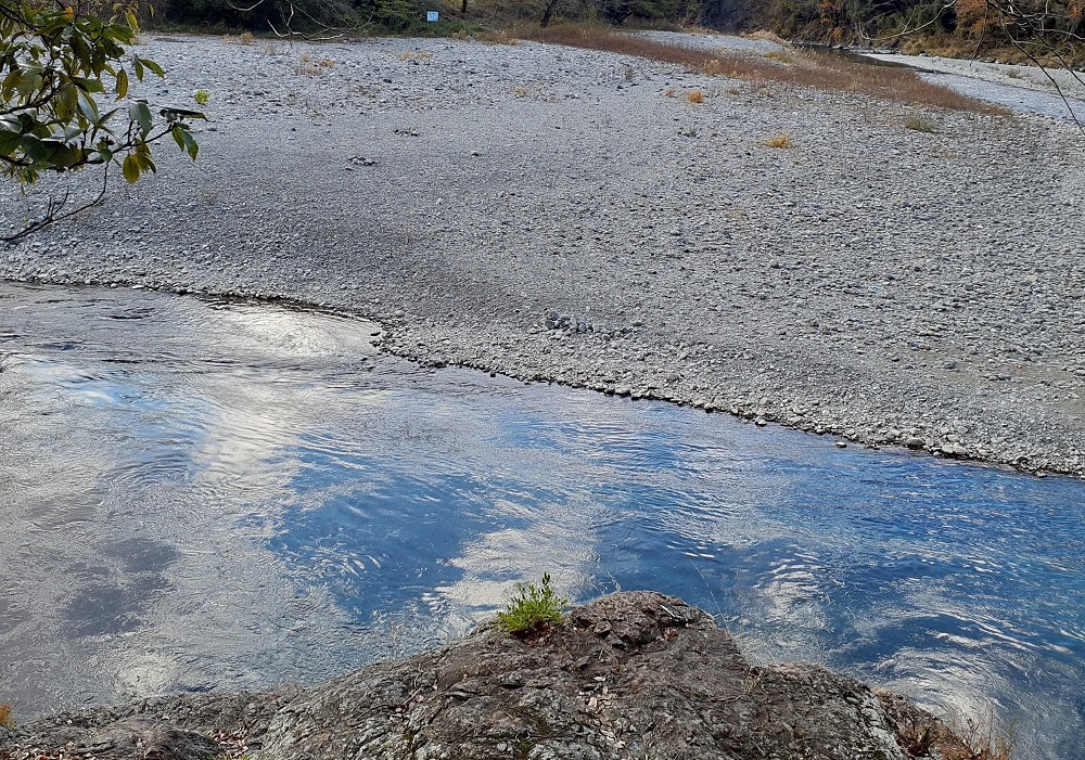 魚釣りや飛び込み可能の岩を上からみた風景