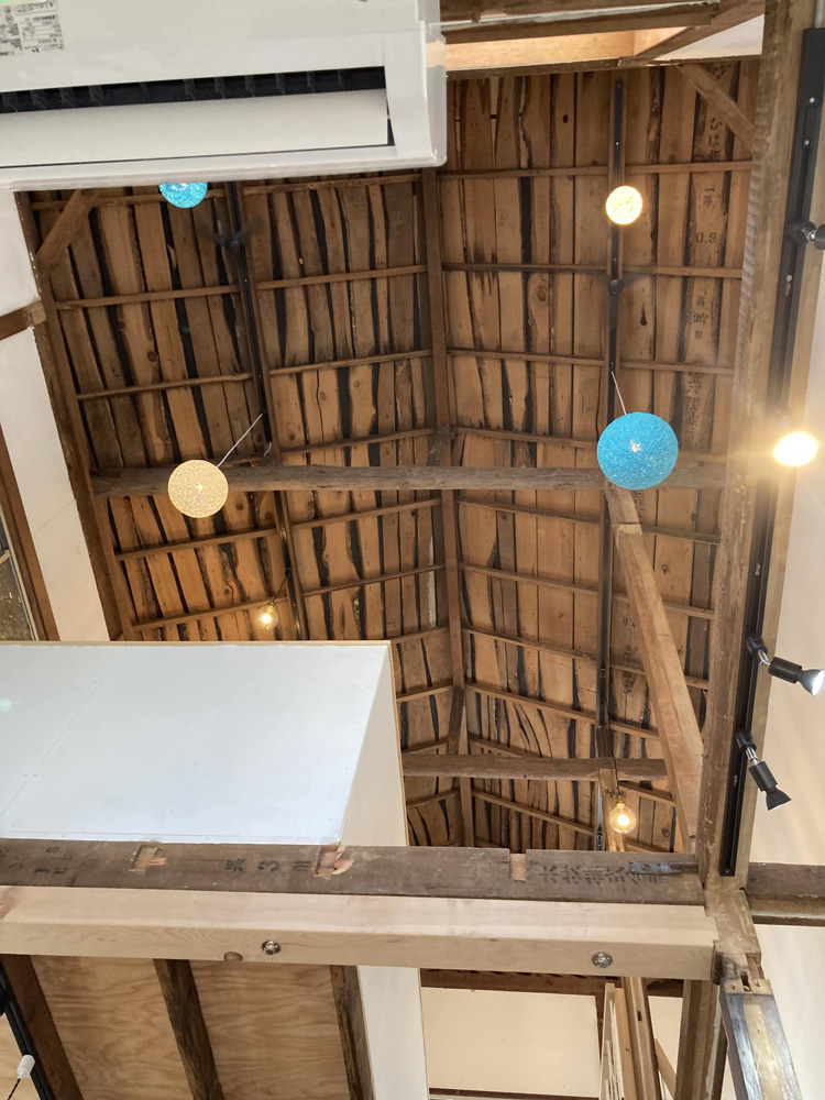 天井高となっており、天井にはラタン生地のライトを設置しています。