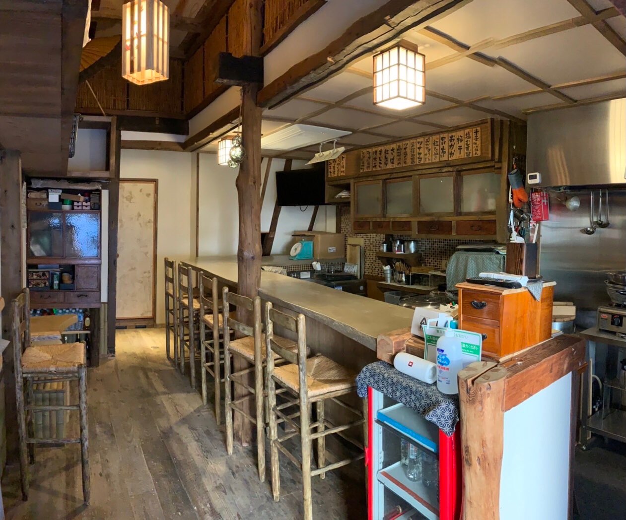 古民家をテーマにした1階カウンターメインの飲食店