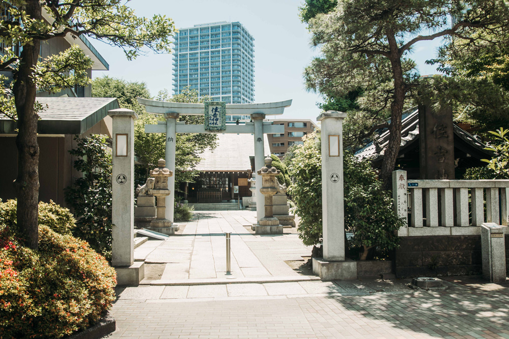 店舗から歩いて数分で神社もあります。