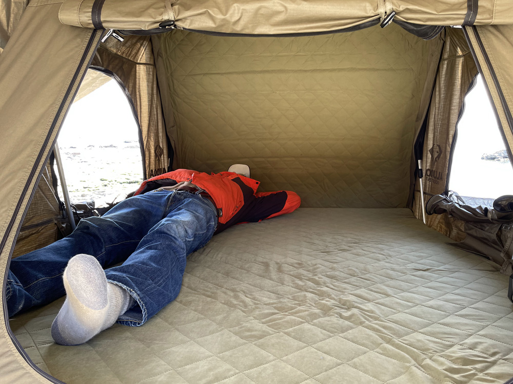 身長180cmの男性が足を伸ばして寝られるルーフテント内