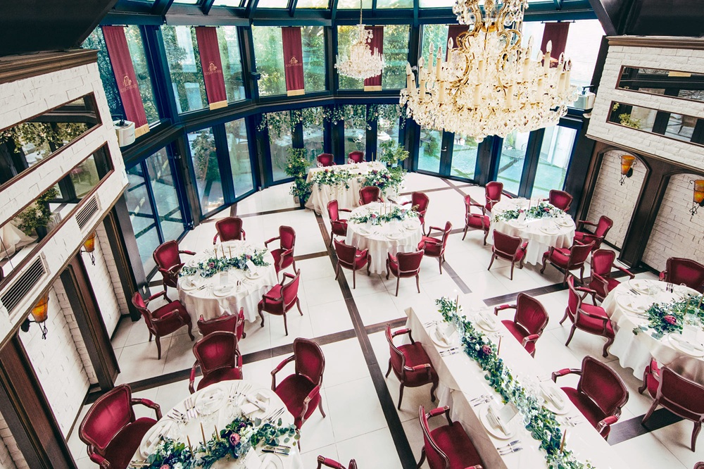 2階ラウンジから見える1階ダイニング（小窓からの撮影可）