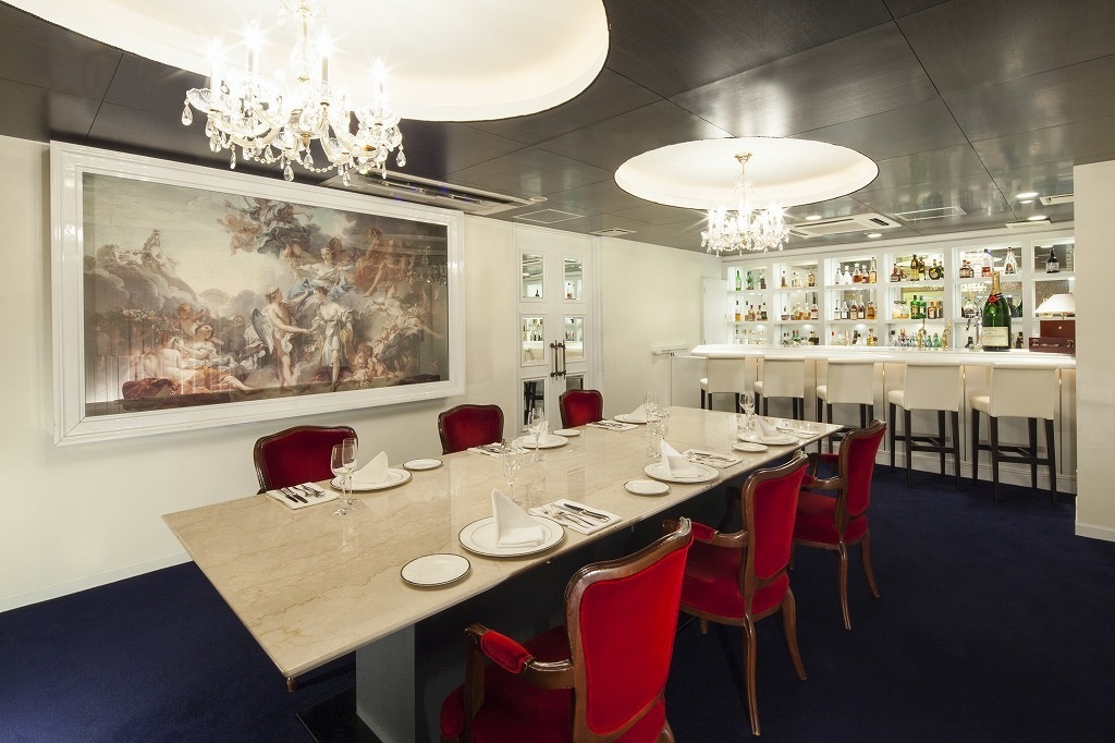 バーカウンターを備える2階ラウンジ（テーブル8名 ソファ4名）<br />