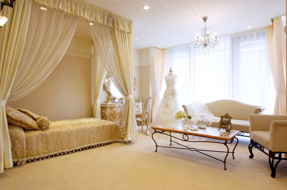 白系で統一された新郎新婦の控室（3階）<br />