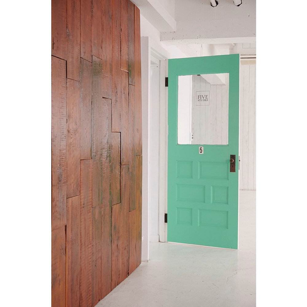 パステルグリーンのドア。差し色に。