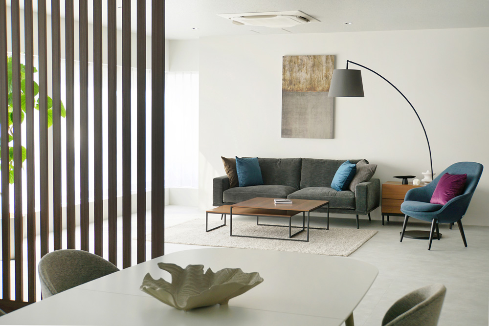 北欧家具の上質なソファ&カフェテーブルと印象的な壁アートでラグジュアリーなイメージ
