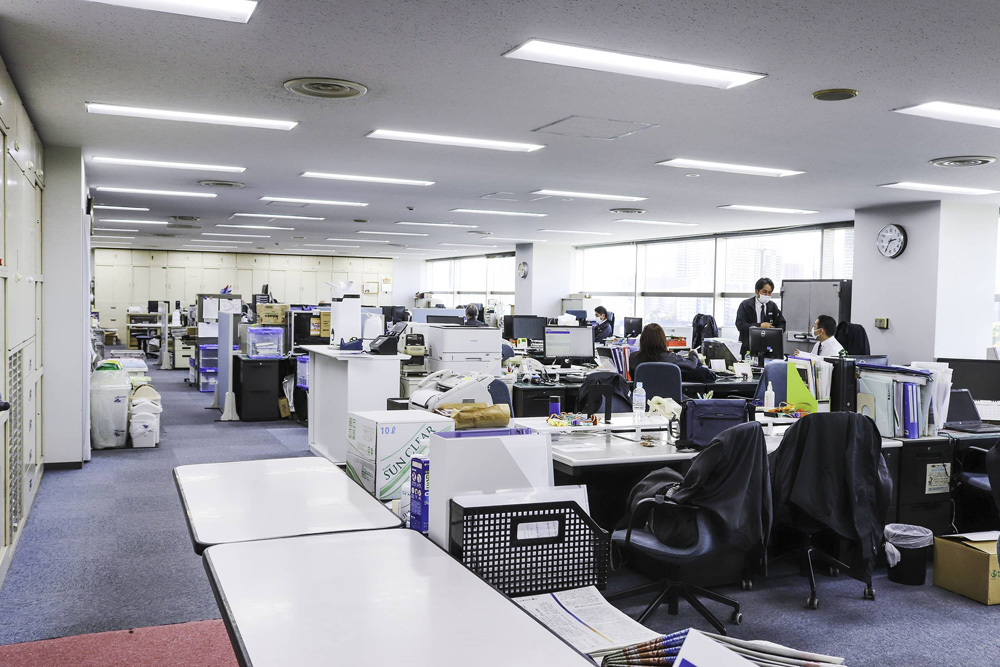 ガラス面に面した奥行きのあるオフィス