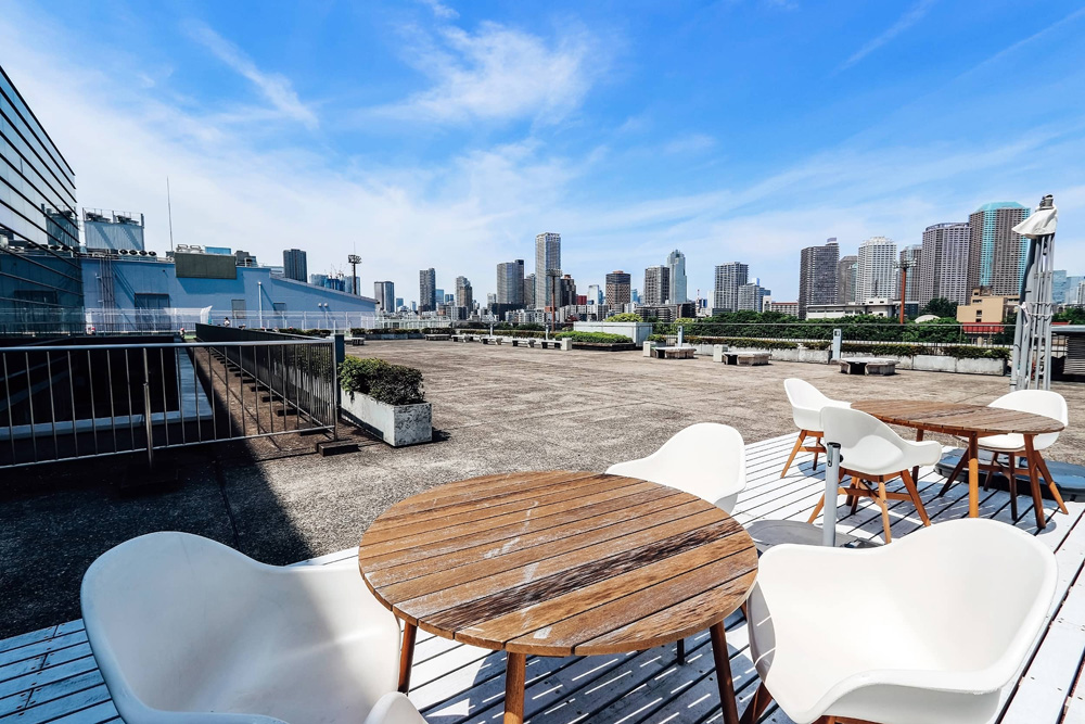 高層マンション群を望む屋上