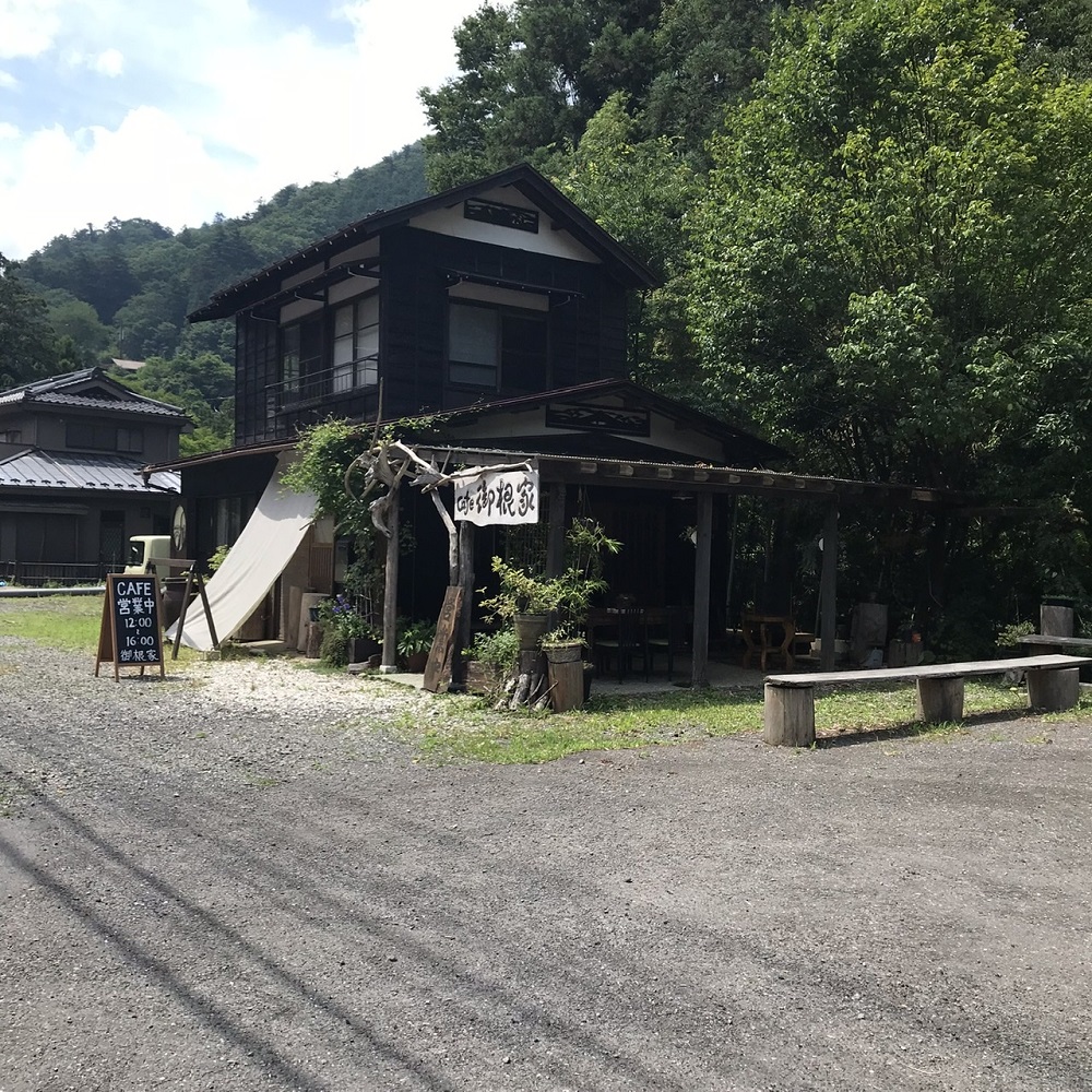 建物外観と駐車スペース