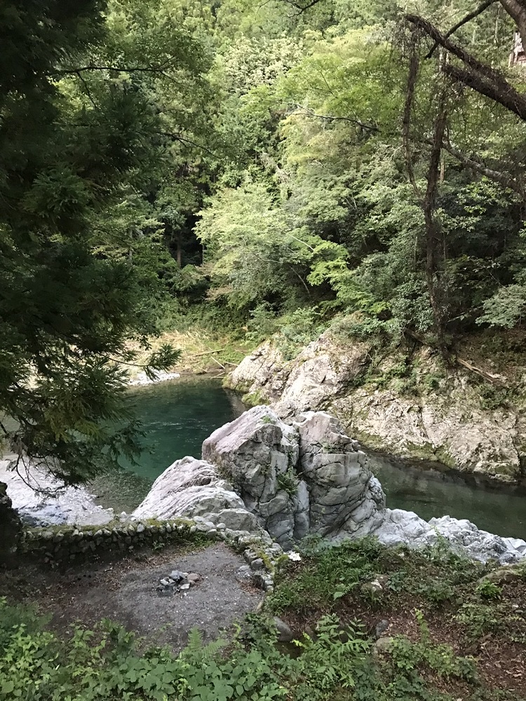 建物下の秋川渓谷