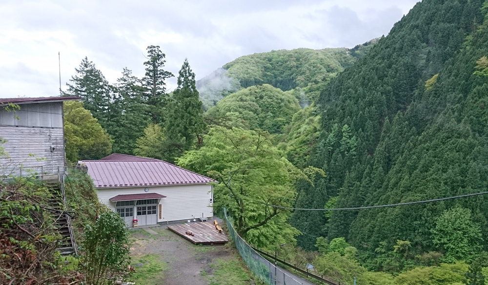 山の中にぽつんとある小学校