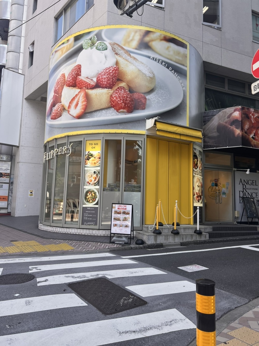 テイクアウト窓口もある店舗となっております（黄色いシャッター開帳時）