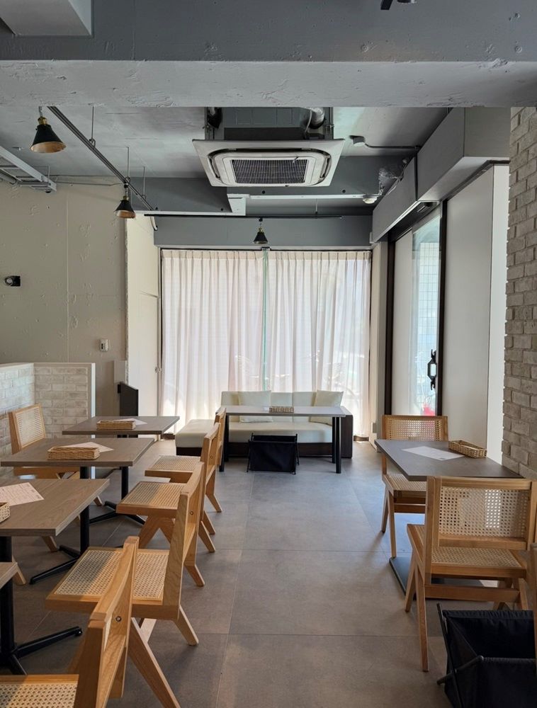 店内（昼）