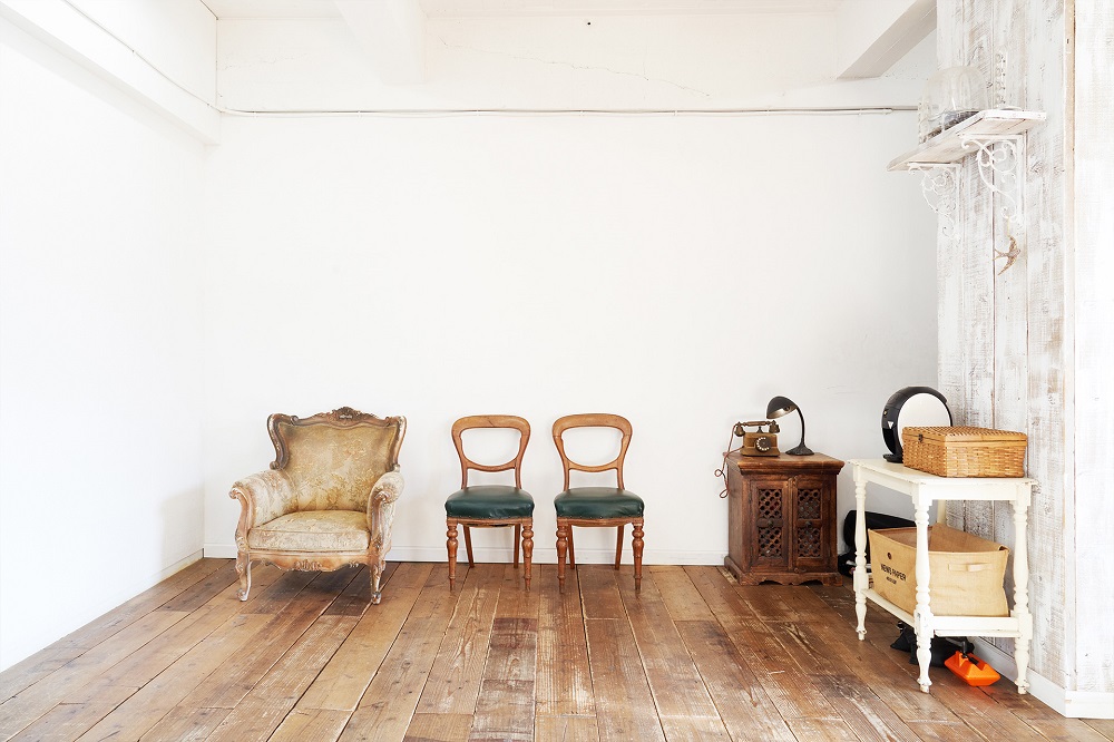 白壁は万能な背景。家具の移動させバリエーション豊富な撮影が可能です。