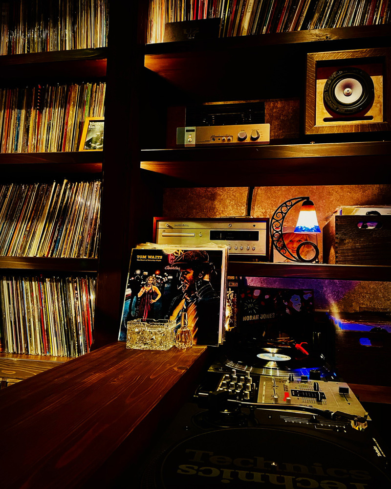DJブースとレコード