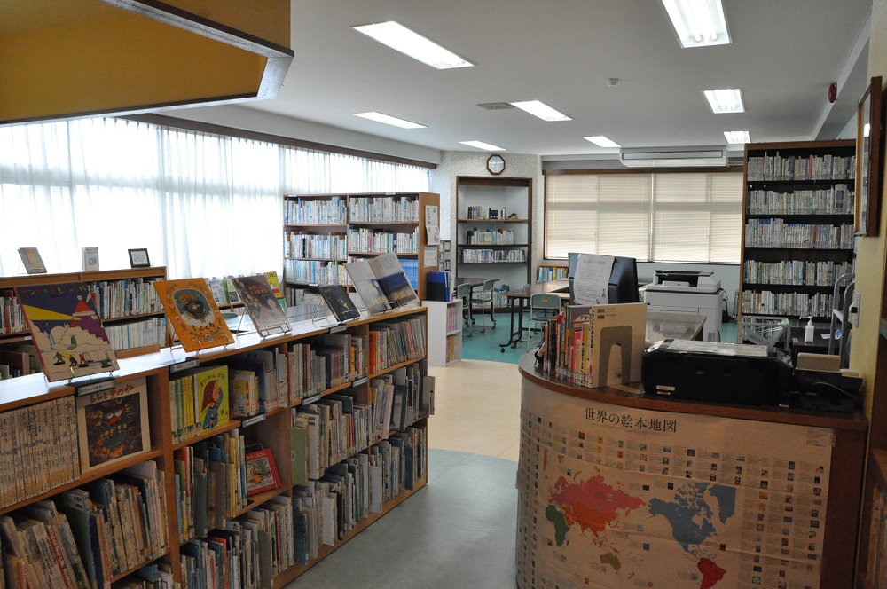 図書室には、絵本はもちろん保育の専門書が沢山あります 図書室には、絵本はもちろん保育の専門書が沢山あります
